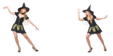 Kadın sihirbaz değnekle numaralarını yapıyor.