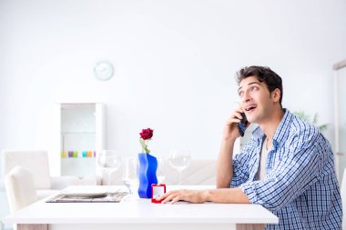 Bir erkek sevgilisiyle romantik bir randevuya hazırlanıyor.