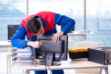 Bilgisayar tamir uzmanı bilgisayar masaüstünü onarıyor