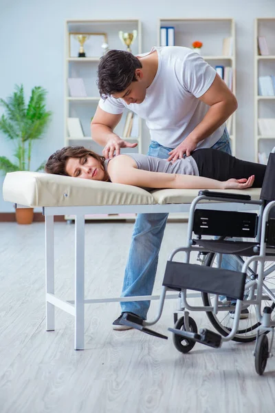 Patient undergoing rehabilitation recovery programme with doctor — Stock Photo, Image