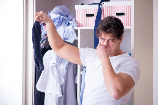 Man helpless with dirty clothing after separating from wife — Stock Photo, Image