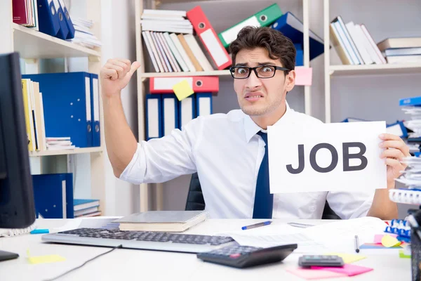 Empresário contratando novos funcionários para lidar com o aumento da carga de trabalho — Fotografia de Stock