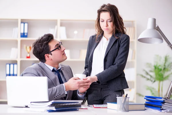 Szexuális zaklatás koncepció férfi és nő részvételével az irodában — Stock Fotó