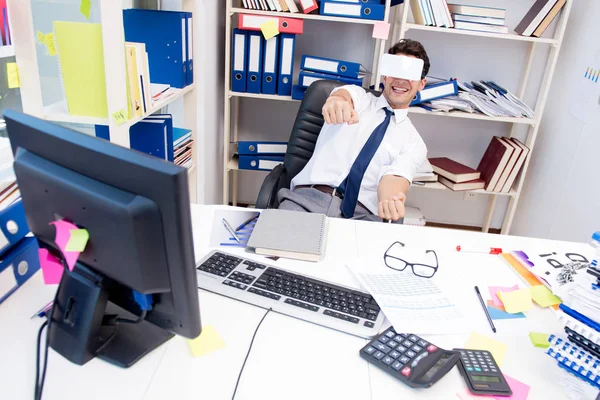 Employee watching movie on vr virtual reality glasses — Stock Photo, Image