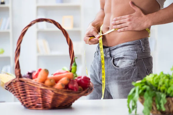 Jovem em alimentação saudável e conceito de dieta — Fotografia de Stock