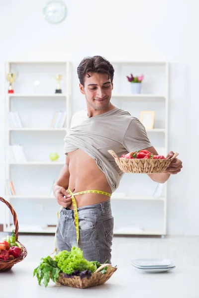 健康的な食事と食事の概念で若い男 — ストック写真