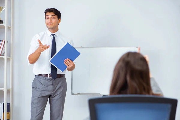 Zakelijke presentatie in het kantoor met man en vrouw — Stockfoto