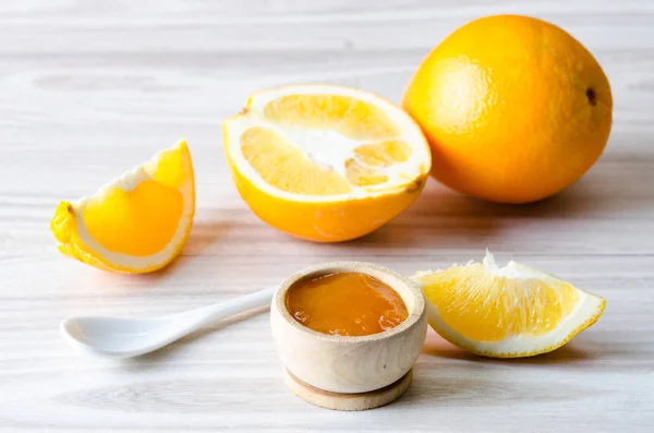 Dżem pomarańczowy serwowane w łyżką na stole — Zdjęcie stockowe