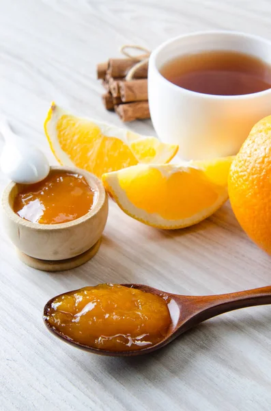 Xícara de chá servido com geléia de laranja — Fotografia de Stock