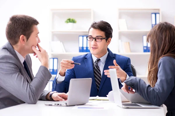 Reunión de negocios con los empleados en la oficina —  Fotos de Stock