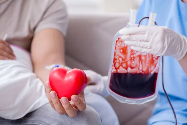 Patienten får blodtransfusion på sjukhuskliniken — Stockfoto