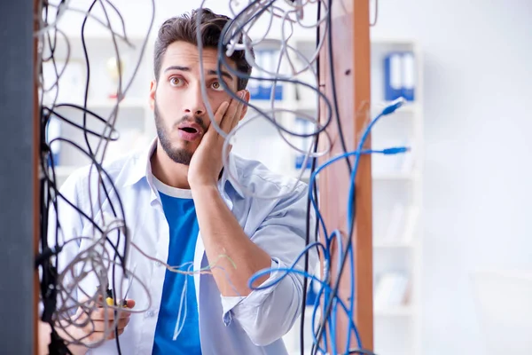 Reparador de computador trabalhando na reparação de rede em oficina de TI — Fotografia de Stock