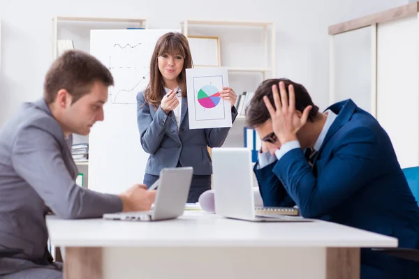 Réunion d'affaires avec les employés du bureau — Photo