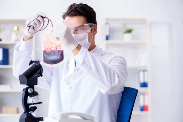 Médecin travaillant avec des échantillons de sang dans le laboratoire clinique de l'hôpital — Photo