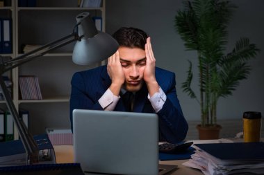 İşçi önemli bir teslimatı bitirmek için geç saatlere kadar çalışıyor.