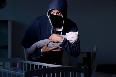 İnsan çocuk ticareti konseptinde bebek hırsızlığı