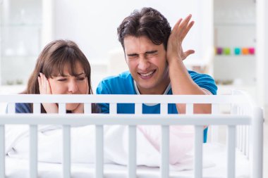 Bebek ağlamasından bıkmış genç bir aile