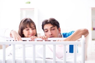 Bebek karyolasında mutlu bir aile