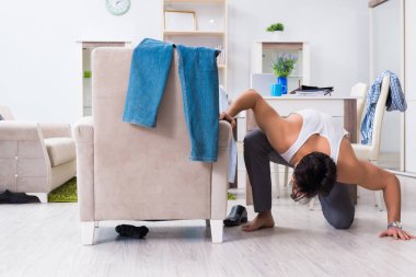 İş adamı gece mesaisinden sonra uyuyakaldığı için ofise geç kaldı.