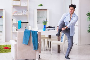 İş adamı gece mesaisinden sonra uyuyakaldığı için ofise geç kaldı.