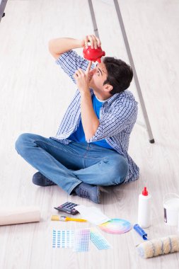 Genç adam bütçesini yenileme projesine harcıyor.
