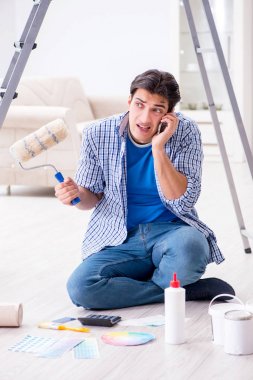 Genç adam bütçesini yenileme projesine harcıyor.