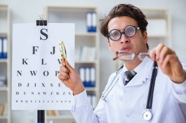 Esprili tıbbi konseptte komik göz doktoru