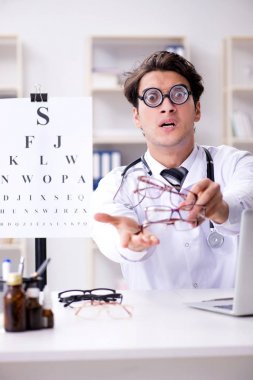 Esprili tıbbi konseptte komik göz doktoru