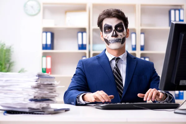 在办公室工作的带着可怕面具的商人 — 图库照片