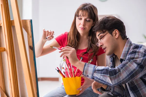 Artysta coaching student w klasie malarstwa w studio — Zdjęcie stockowe