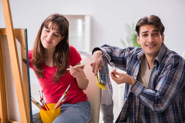 Artist coaching student in painting class in studio — Stock Photo, Image