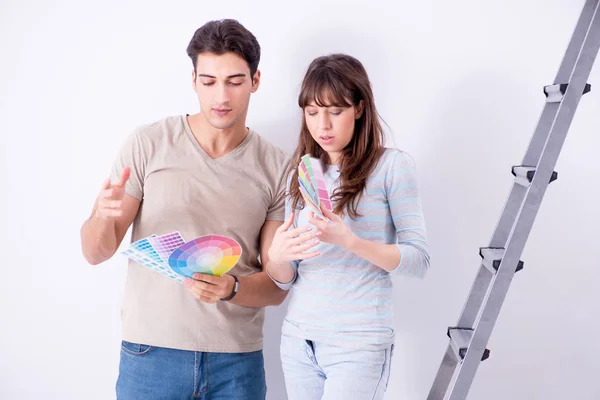 Jeune famille en rénovation à la maison - peinture de murs — Photo