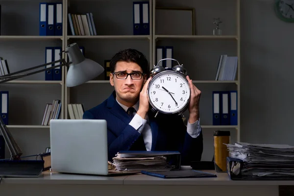 Werknemer verblijft laat om te voltooien werk op controle — Stockfoto