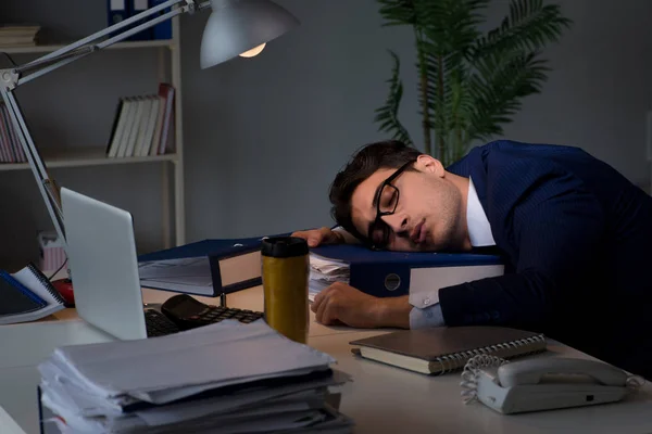 Geschäftsmann müde und schläft nach Überstunden im Büro — Stockfoto