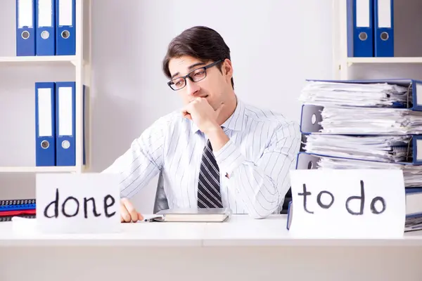 Geschäftsmann hält seine To-do-Liste nicht ein — Stockfoto