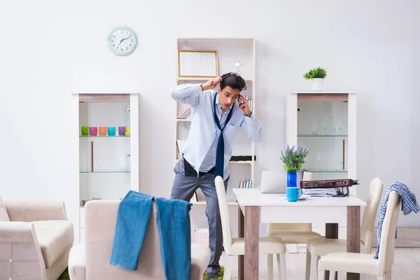 Empresário atrasado para o escritório devido a dormir demais após a noite de trabalho — Fotografia de Stock