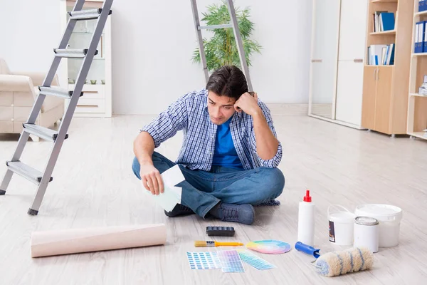 Joven gastando demasiado su presupuesto en un proyecto de renovación — Foto de Stock