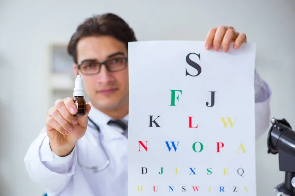 Eye doctor nel concetto medico — Foto Stock