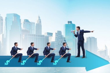 Tekneyle takım çalışması yapan iş adamları.