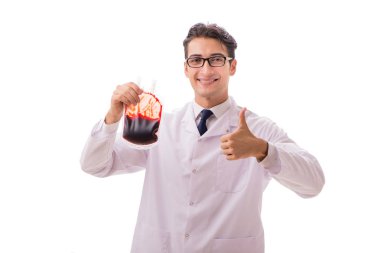 Kan bağışı konsepti olan doktor beyaza izole edilmiş.