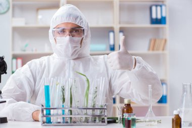 Biyoteknoloji bilim adamı kimyager laboratuarda çalışıyor.