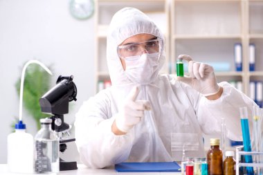Biyoteknoloji bilim adamı kimyager laboratuarda çalışıyor.