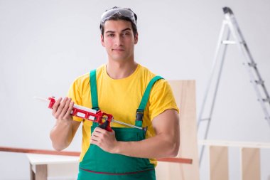 İnşaat işçisi inşaat alanında çalışıyor.