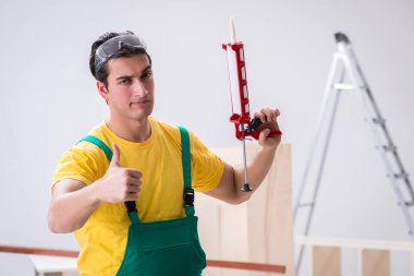 İnşaat işçisi inşaat alanında çalışıyor.