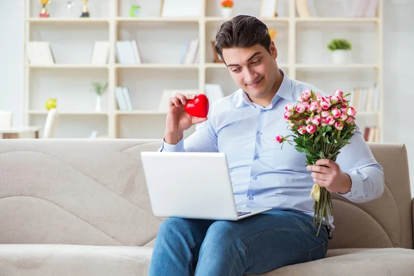 Ung man gör äktenskap frieri över internet bärbar dator — Stockfoto