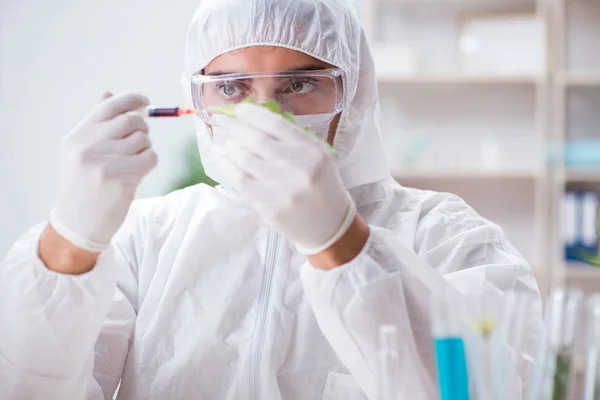 Biotecnología científico químico trabajando en laboratorio —  Fotos de Stock