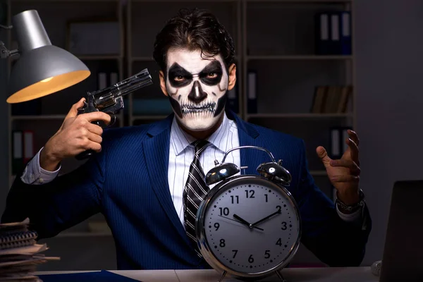 Homme d'affaires avec masque effrayant travaillant tard dans le bureau — Photo