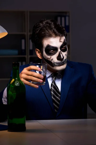 Empresario con mascarilla de miedo trabajando hasta tarde en la oficina —  Fotos de Stock