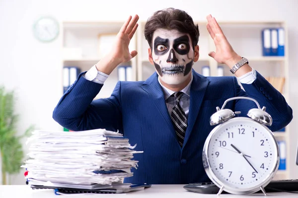 Businessmsn con mascarilla de miedo trabajando en la oficina —  Fotos de Stock