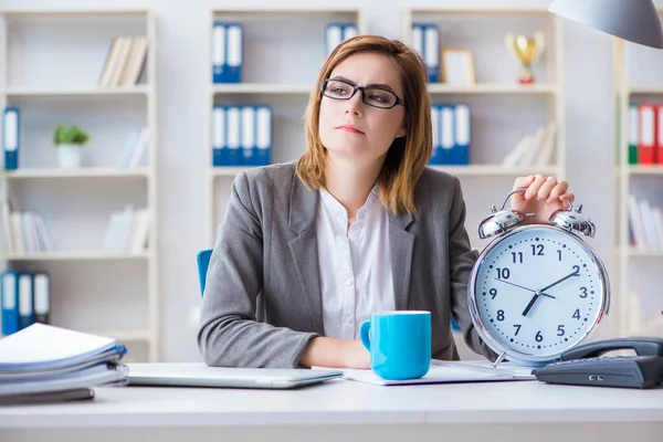 Zakenvrouw werkzaam op kantoor — Stockfoto